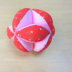 赤ちゃんの鈴入りキッキングボール(赤小花柄×薄ﾋﾟﾝｸ）