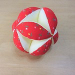 赤ちゃんの鈴入りキッキングボール(赤小花柄×薄黄）