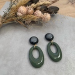 大人配色　シェル ブラック ×ダークグリーン　ピアス/イヤリング　金属アレルギー対応　チタンピアス