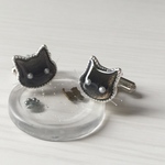 黒ネコのカフスボタン