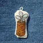 多肉植物の刺繍チャーム　『月美人』