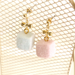 キャンディーカラーの角砂糖ピアス