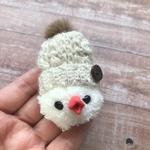 ふわもこニット帽のオシャレ文鳥さんブローチ【ミルク】