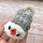 ふわもこニット帽のオシャレ文鳥さんブローチ【モカ】