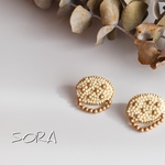 ビーズ刺繍のピアス(white×ゴールドパール)