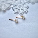 14kgf 宝石質ホワイトムーンストーンのシンプルピアス  4mm ラウンドカット