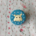 メンダコちゃんの刺繍ブローチ(クリーム色×青緑)