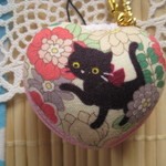 ハート形マカロンケース　(お花の中から黒猫さん　ピンク)