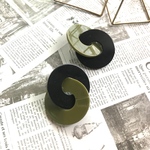 アクリルリングのアシメカラーピアス