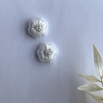  手刺繍　刺繍　刺しゅう　ビーズ　ピアス　ホワイト　真ん中　ビーズ