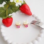 ◇いちごケーキ◇白猫とビジューが輝くピアス/イヤリング