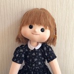 母の手作り人形　女の子ワンピース 　黒　花柄