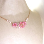 梅の花、華やかbijouと淡水パールのネックレス