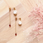 ガーネットが後ろで揺れるケシパールのピアス/イヤリング