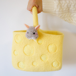 チーズ型ハンドバッグともふもふチンチラブローチ
