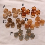 大ぶり✳︎くすみカラー花びらピアス／イヤリング