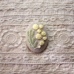 ミモザの手刺繍ブローチ ナチュラル