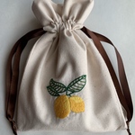 レモン刺繍フリル巾着  生成り
