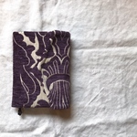 ダマスク柄　フラップ付きブックカバー  文庫サイズ  紫