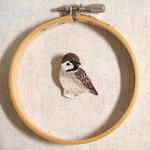 スズメの手刺繍ブローチ