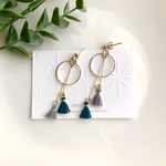 ミニタッセル　アシンメトリー　ピアス／イヤリング