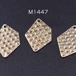 送料無料 30個 メタルパーツ プレート 模様入り不規則 1穴 18×25mm ゴールド【30ヶ】 M1447