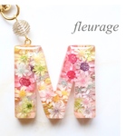 お花がいっぱい❁❁世界に1つだけのイニシャルレジンキーホルダー