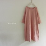  ドロップショルダーのワンピース。C&Sカラーリネン『ストロベリークリーム』。【М】