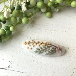 ミモザ刺繍の右髪用ヘアピン　ミルク
