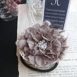 ナチュラルリネンのコサージュヘアゴム （モカ）