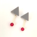  【三角！ライトグレー×ゴールド×レッド ピアス】