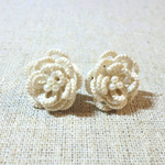 小さなお花のピアス