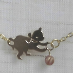 たまをとる子猫のネックレス