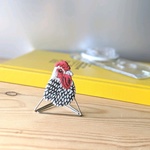 受注制作　めでたい色のニワトリ刺繍ブローチ　鳥モチーフ