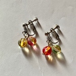 白いコスモスの樹脂ピアス イエロー