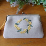 幸せ感じるミモザ刺繍　がま口通帳ケース
