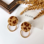 ふわふわレオパード×ゴールドサークルピアス ヒョウ柄 カボションピアス 樹脂 アレルギー対応 小ぶり 大ぶり サークル ゴールド 二次会 カジュアル シンプル 上品