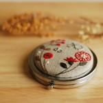 花とちょうちょの手刺繍コンパクトミラー（鏡）