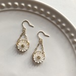デイジーのピアス／イヤリング　白