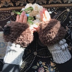 SALE  🌷新色・新編み🌷モフモフお洒落なハンドウォーマー🌷ブラウンカラー💙2本どり編み💙朝の光の中での撮影です♪
