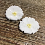 白いお花にブローチ　小（磁器）