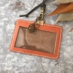 本革のIDカードホルダー/赤茶　鳥かごチャーム付き【新生活・プレゼントに】（ネームホルダー/定期入れ）