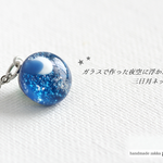ガラスの夜空に浮かぶ三日月ネックレス（white）