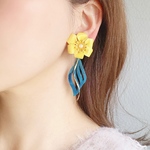 黄色いお花と青い葉っぱの革イヤリング