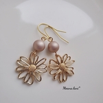 お花ピアス(ﾏｯﾄﾋﾟﾝｸﾍﾞｰｼﾞｭ)