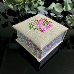 イニシャル手刺繍のbox『M』ピンク
