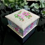 イニシャル手刺繍のbox『R』