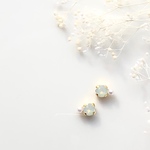スワロフスキーとパールのプチピアス/イヤリング　ホワイトオパール