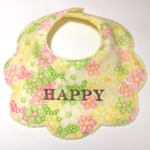 名入れ刺繍いたします＾＾マイクロファイバーのふわふわスタイ【クレヨンのお花】