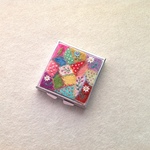 リネンと刺繍のクレイジーキルト風ピルケースB  square